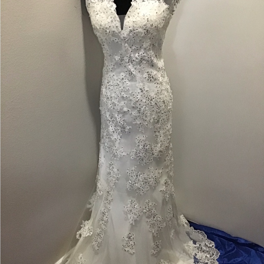 Minimal Mermaid Wedding Dress - Picture 4 of 9